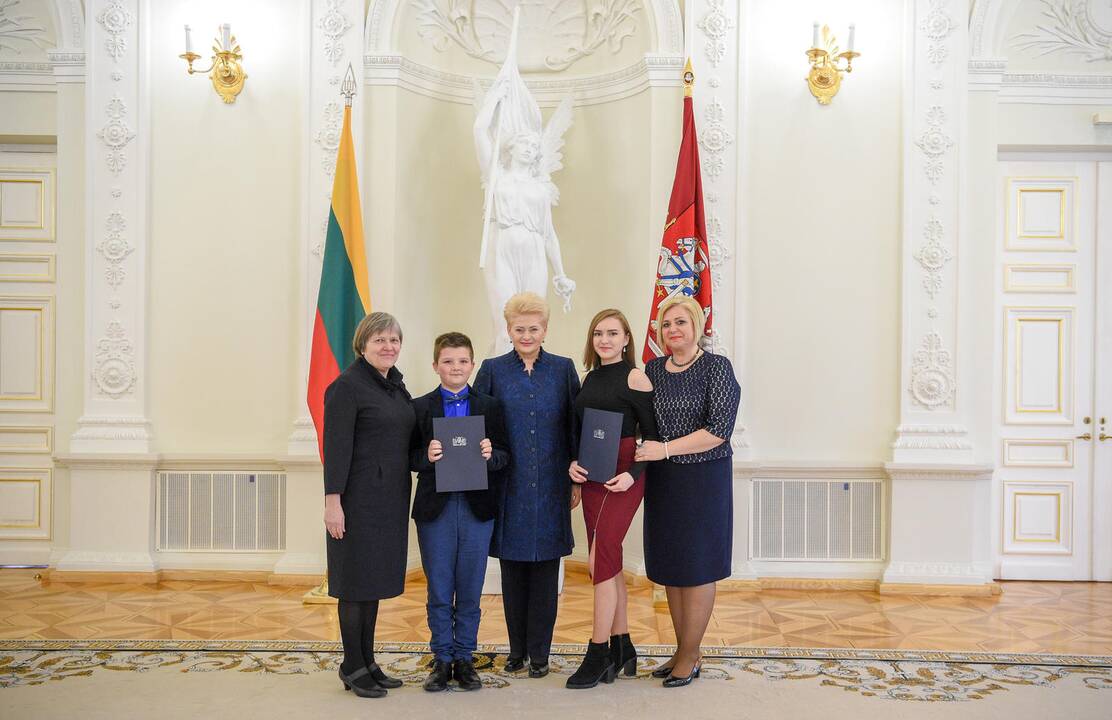 Prezidentė apdovanojo konkursuose įvertintus muzikus