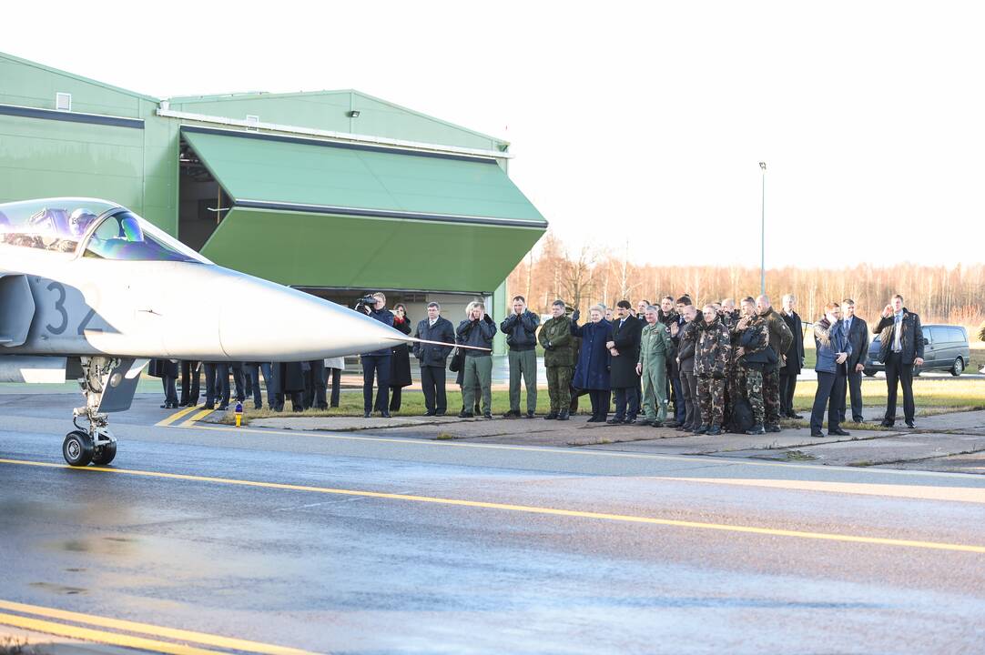 Lietuvos ir Vengrijos prezidentai susitiko Zoknių aviacijos bazėje