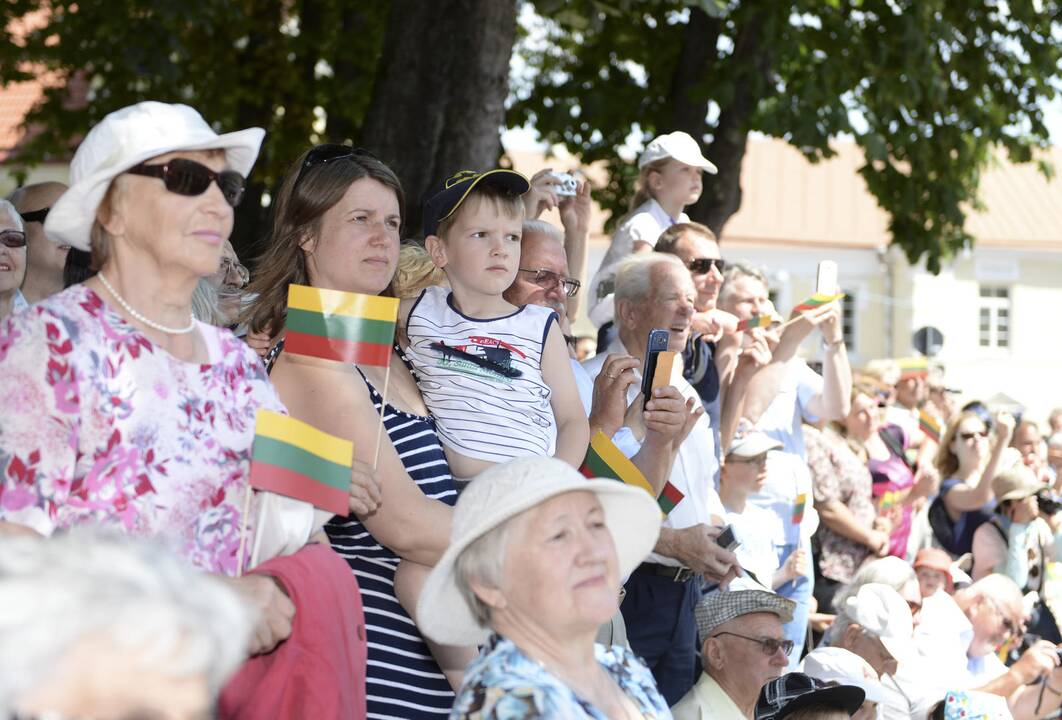 D. Grybauskaitė dalyvavo Valstybės vėliavų pakėlimo ceremonijoje