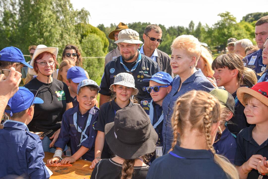 Prezidentei įteiktas garbingiausias skautų apdovanojimas