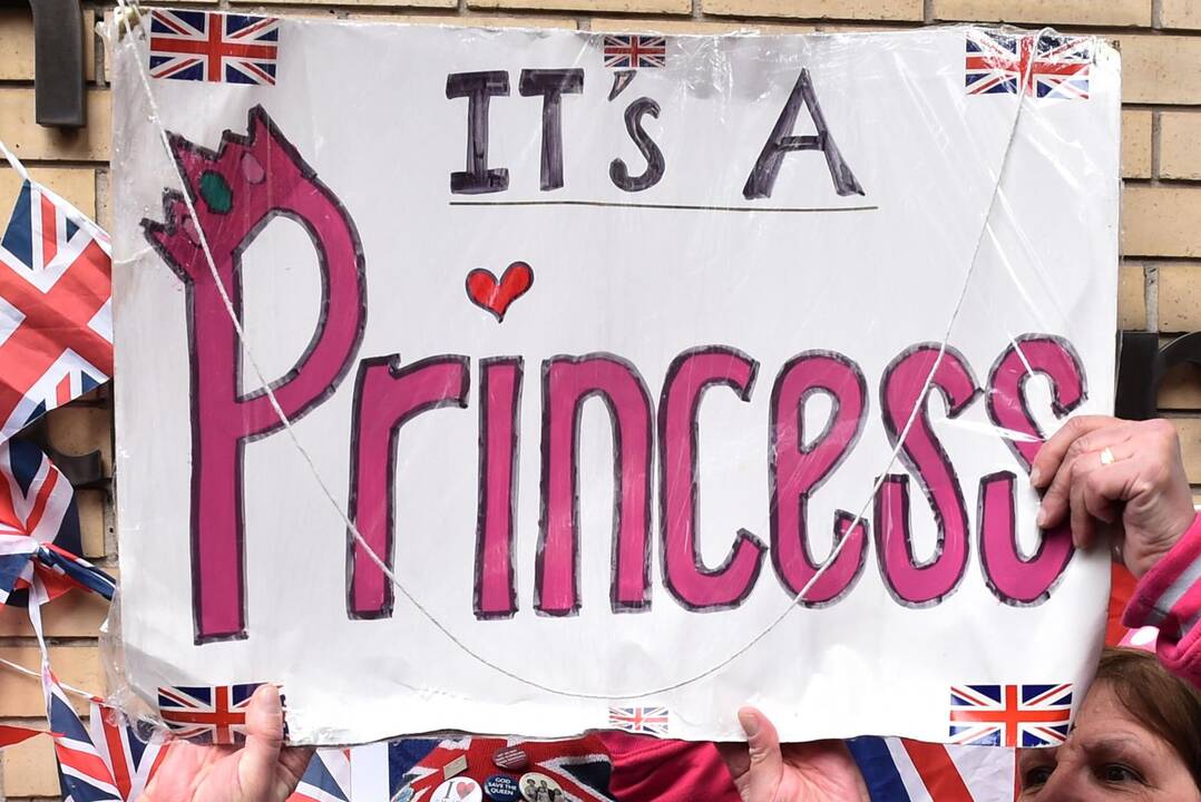 Britanija švenčia princesės gimimą