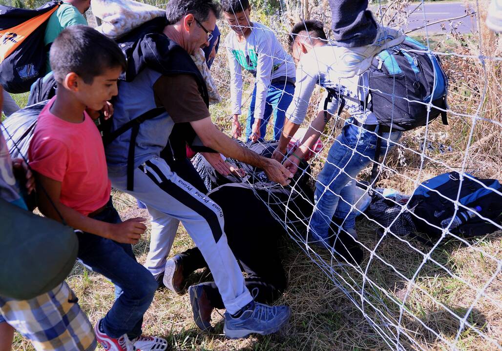 Vengrijoje šimtai migrantų pralaužė policijos užtvaras