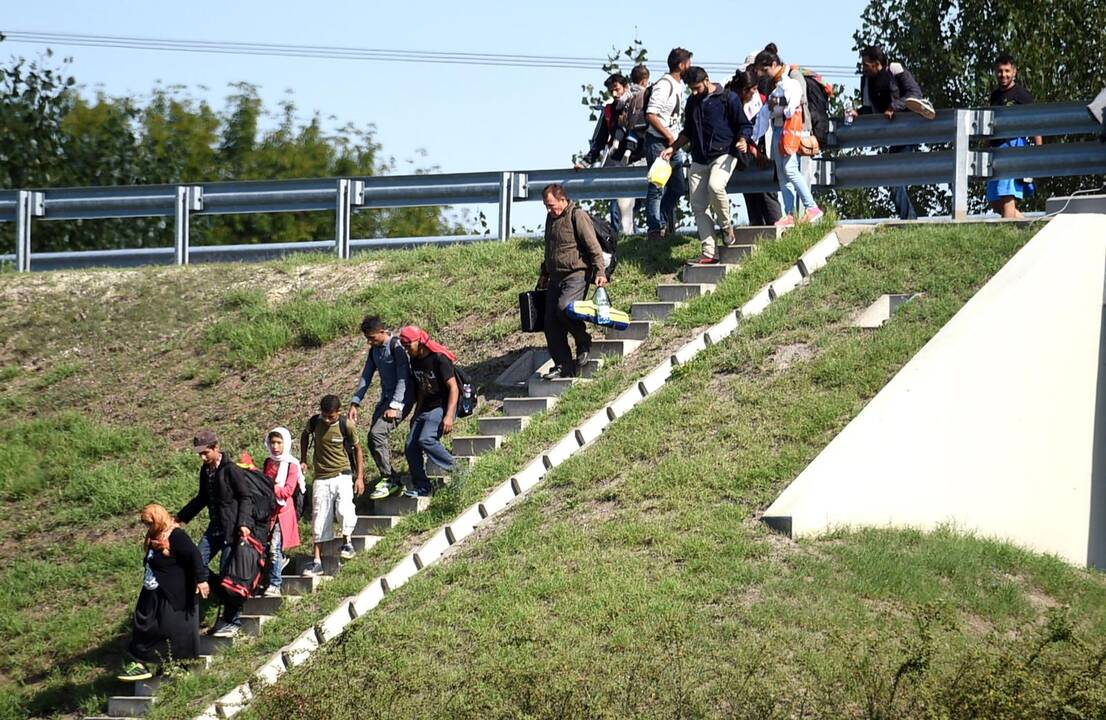 Vengrijoje šimtai migrantų pralaužė policijos užtvaras