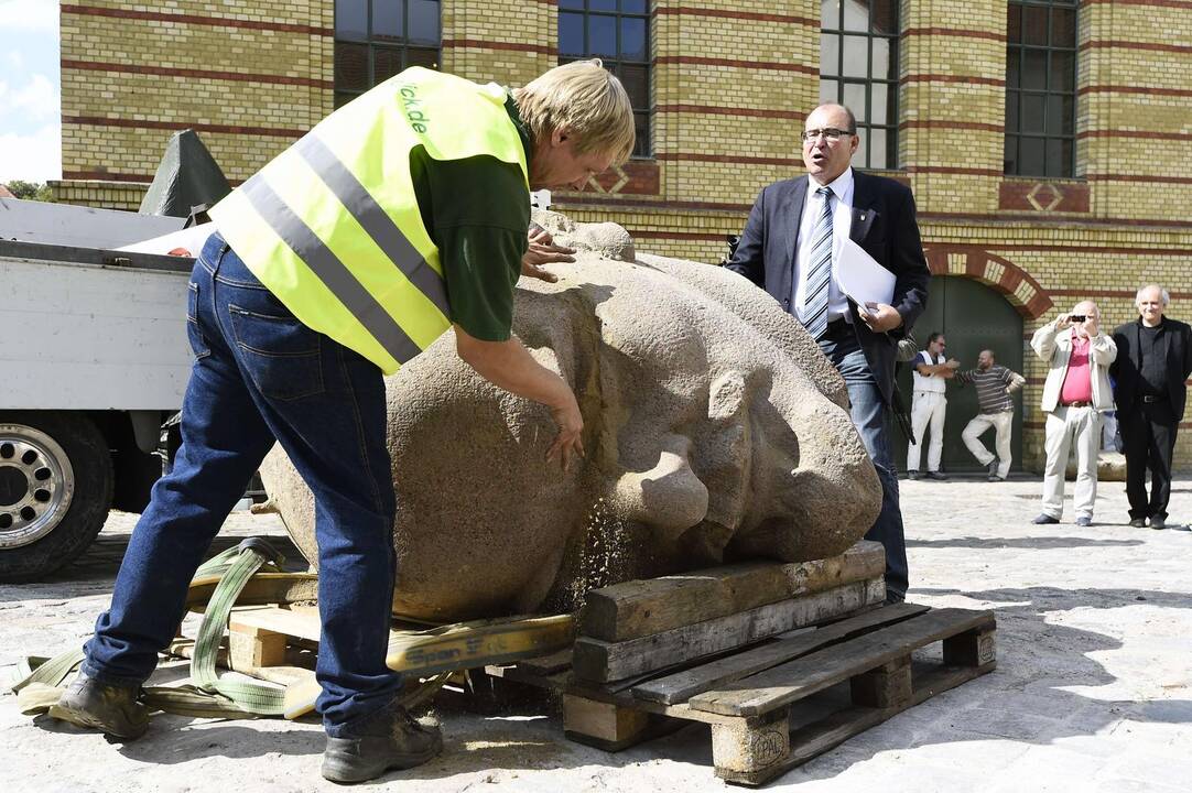 Parodoje – atkasta Lenino statulos galva