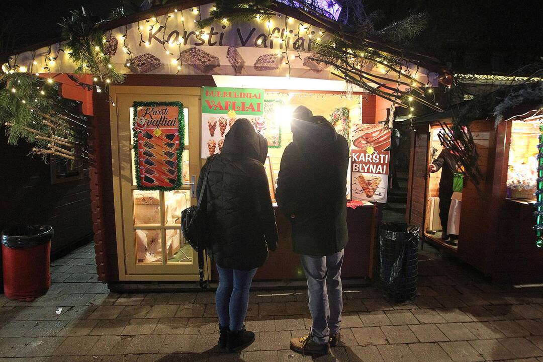 Vakare tviskanti pakoreguota Kauno Kalėdų eglė