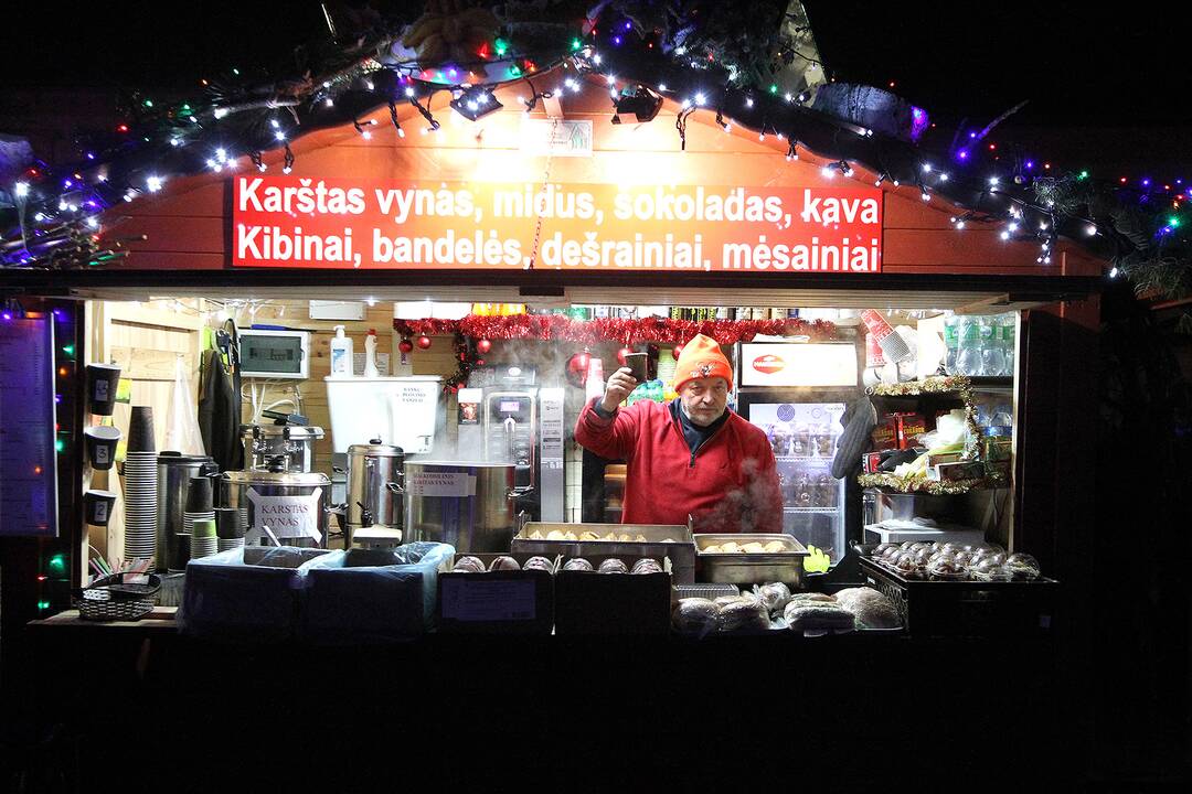 Vakare tviskanti pakoreguota Kauno Kalėdų eglė