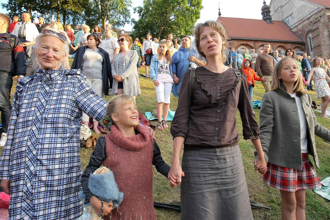 Kauniečiai himną traukė prie pilies