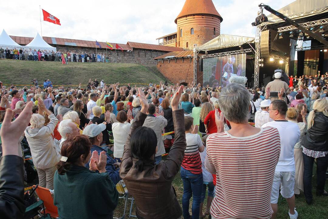 Kauniečiai himną traukė prie pilies