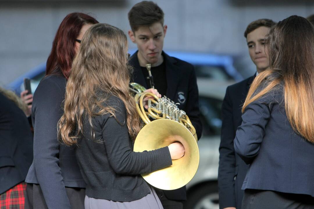 J.Naujalio gimnazijos jubiliejui jos auklėtiniai sugiedojo „Jaunimo giesmę“