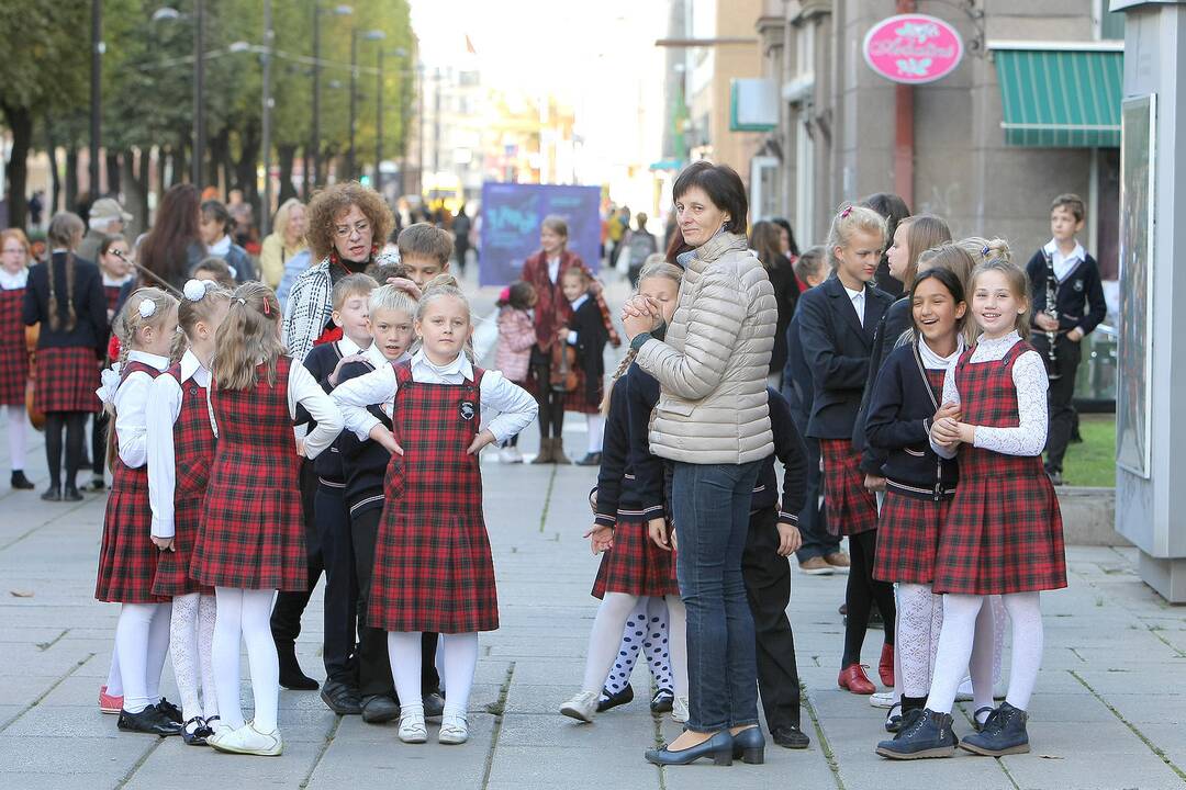 J.Naujalio gimnazijos jubiliejui jos auklėtiniai sugiedojo „Jaunimo giesmę“