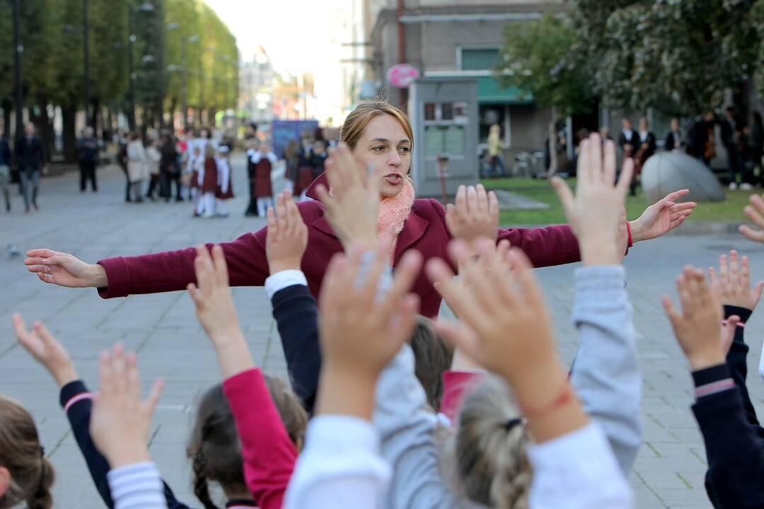 J.Naujalio gimnazijos jubiliejui jos auklėtiniai sugiedojo „Jaunimo giesmę“