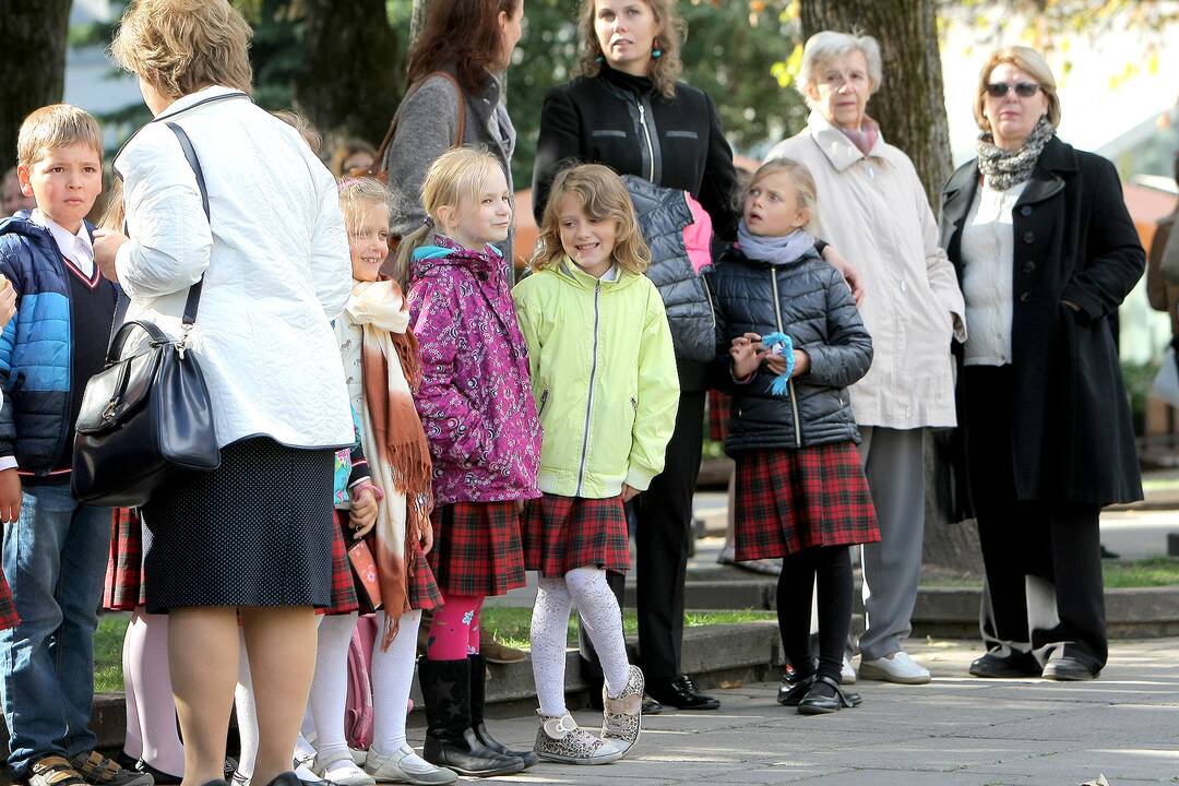 J.Naujalio gimnazijos jubiliejui jos auklėtiniai sugiedojo „Jaunimo giesmę“