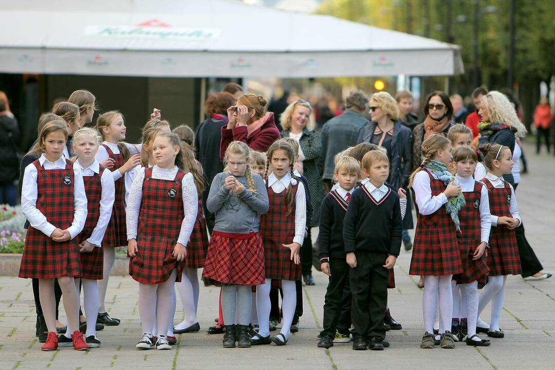 J.Naujalio gimnazijos jubiliejui jos auklėtiniai sugiedojo „Jaunimo giesmę“