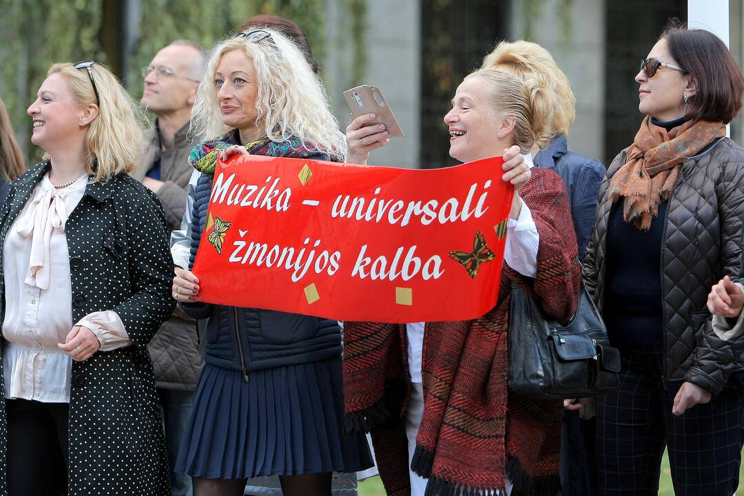 J.Naujalio gimnazijos jubiliejui jos auklėtiniai sugiedojo „Jaunimo giesmę“