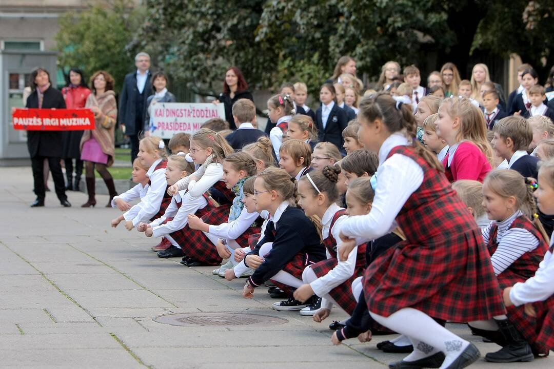 J.Naujalio gimnazijos jubiliejui jos auklėtiniai sugiedojo „Jaunimo giesmę“