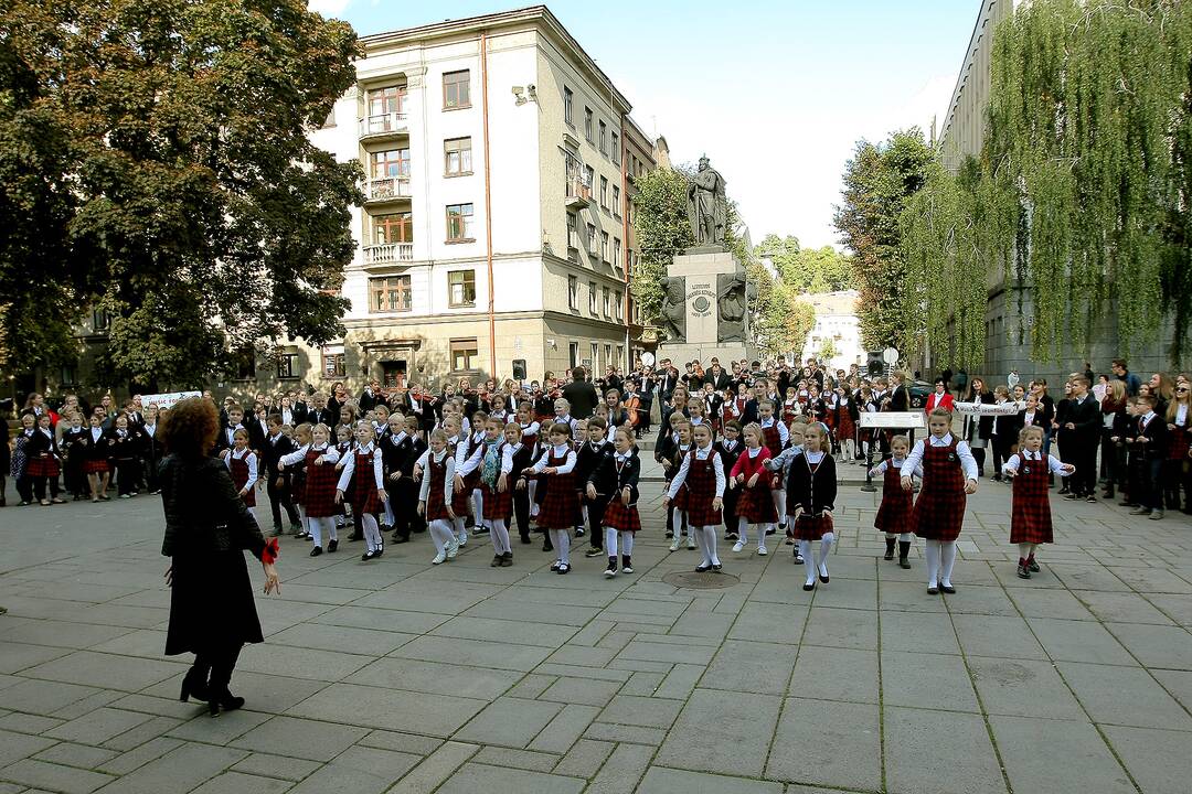 J.Naujalio gimnazijos jubiliejui jos auklėtiniai sugiedojo „Jaunimo giesmę“