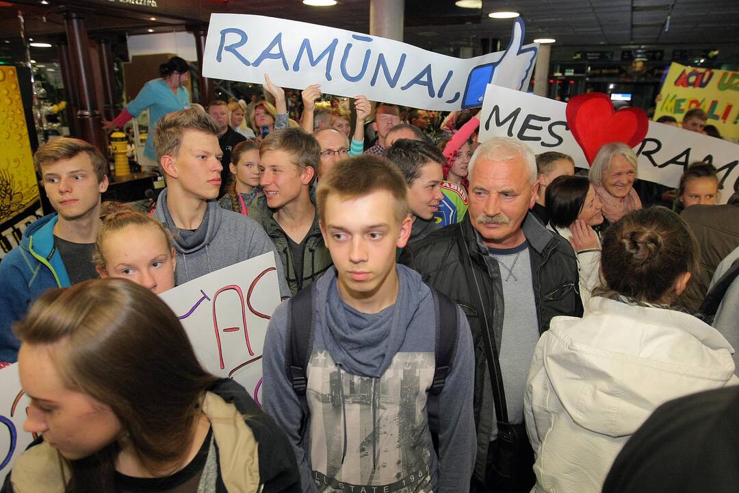 Pasaulio plento dviračių „bronzą“ iškovojęs Ramūnas Navardauskas pasitiktas Kauno oro uoste.