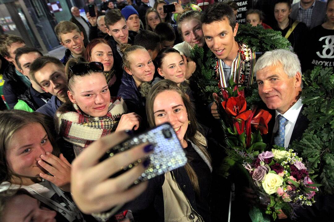 Pasaulio plento dviračių „bronzą“ iškovojęs Ramūnas Navardauskas pasitiktas Kauno oro uoste.