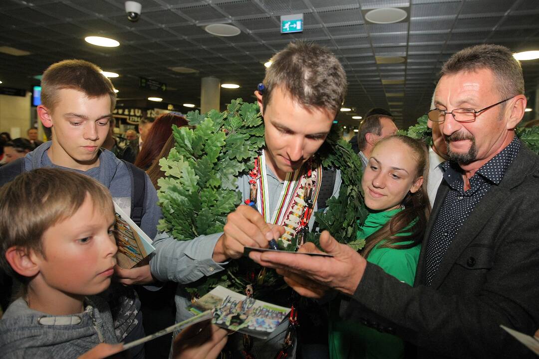 Pasaulio plento dviračių „bronzą“ iškovojęs Ramūnas Navardauskas pasitiktas Kauno oro uoste.