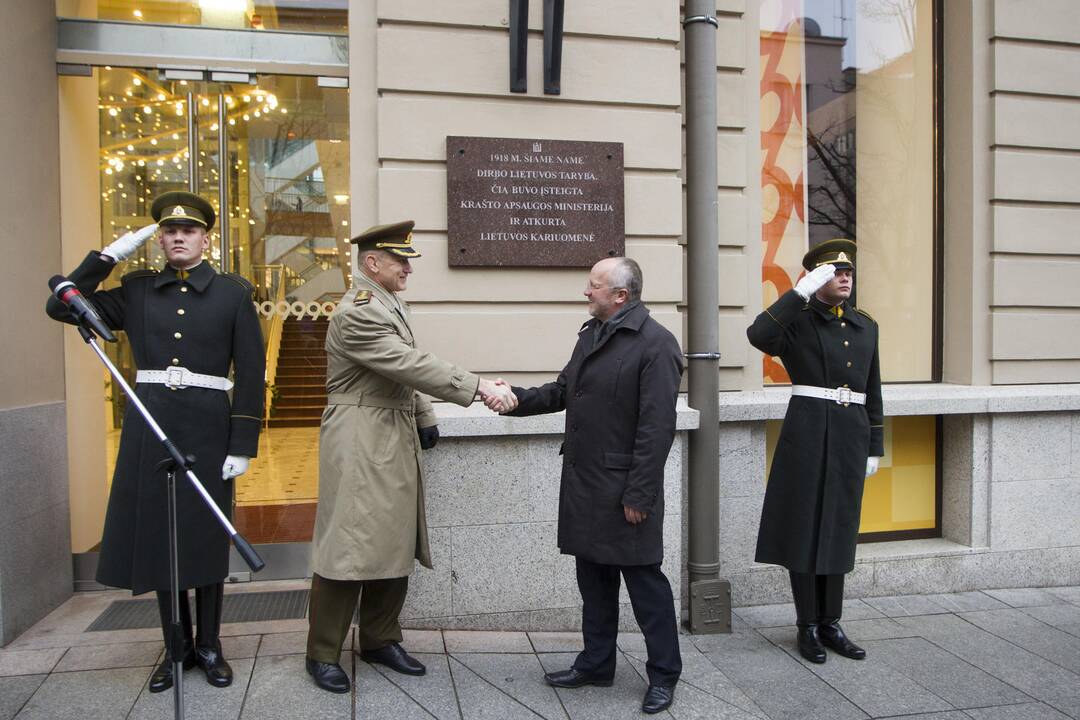 Vilniuje, Gedimino prospekte, ant pastato, pažymėto 9-uoju numeriu, atidengta lenta, menanti