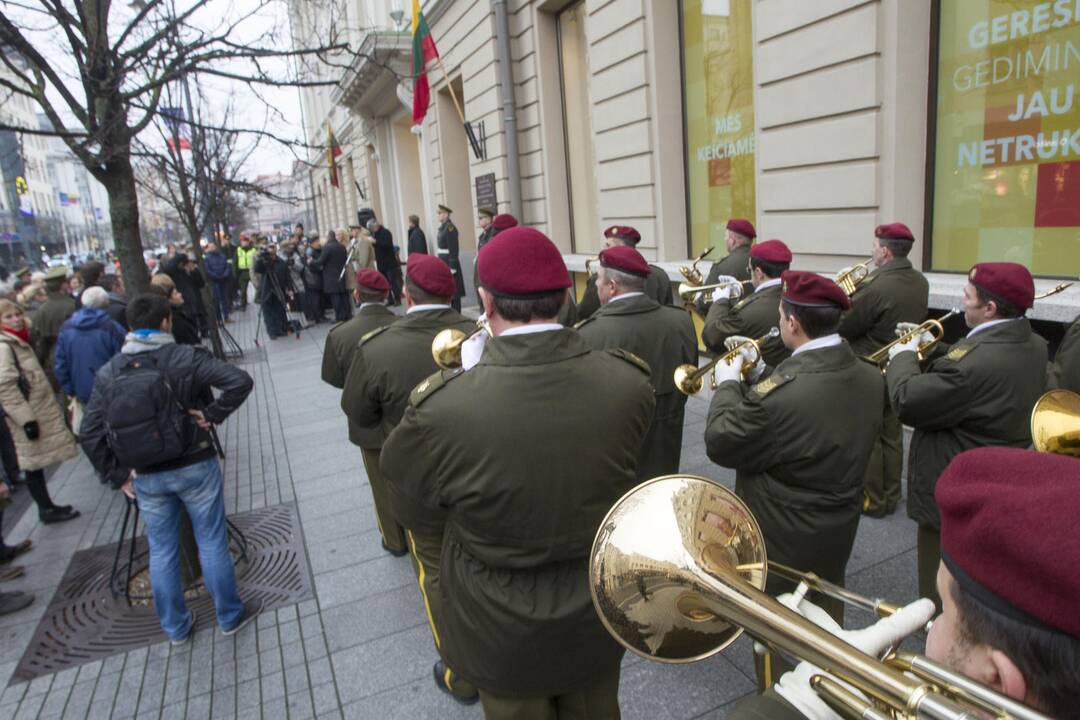 Vilniuje, Gedimino prospekte, ant pastato, pažymėto 9-uoju numeriu, atidengta lenta, menanti