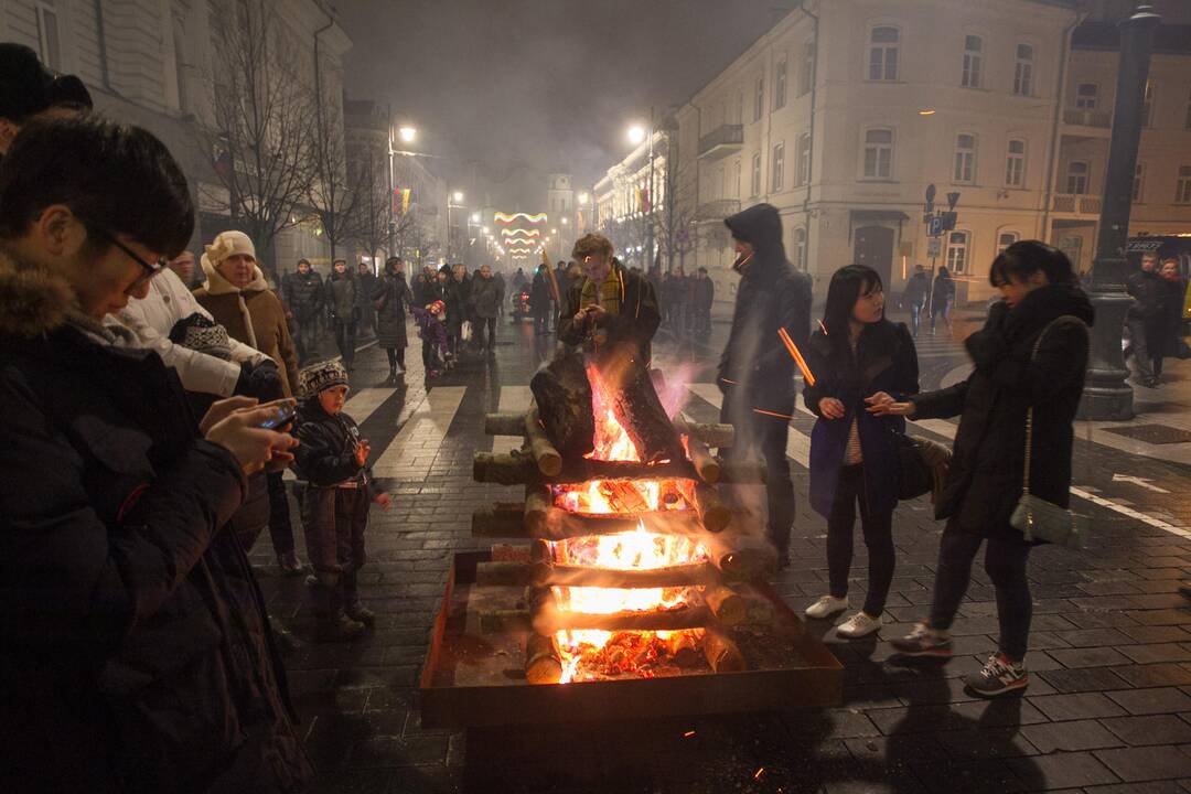 Sostinėje uždegta 16 simbolinių laužų 