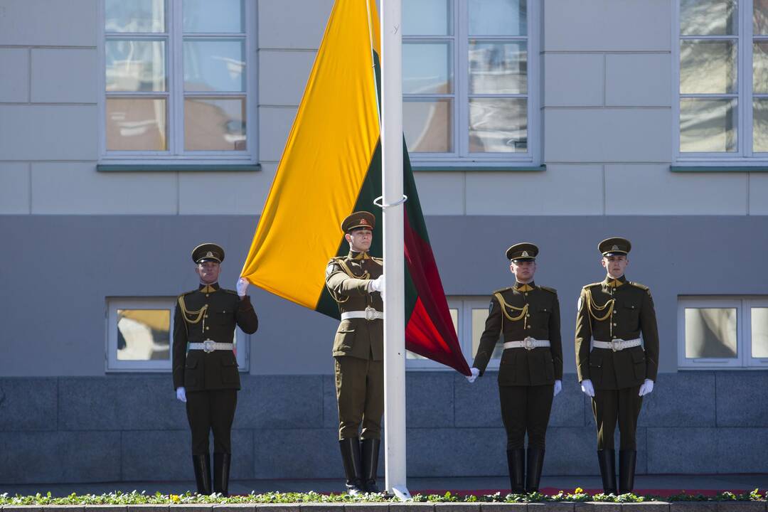 Vilniuje vyko iškilminga Lietuvos ir NATO vėliavų pakėlimo ceremonija