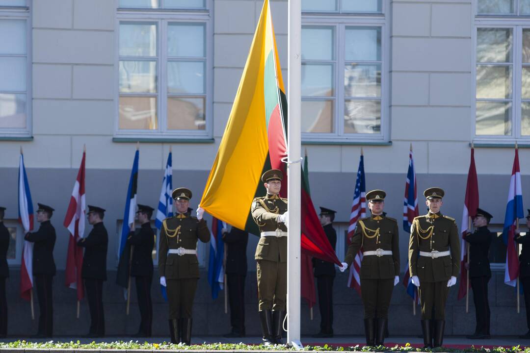 Vilniuje vyko iškilminga Lietuvos ir NATO vėliavų pakėlimo ceremonija