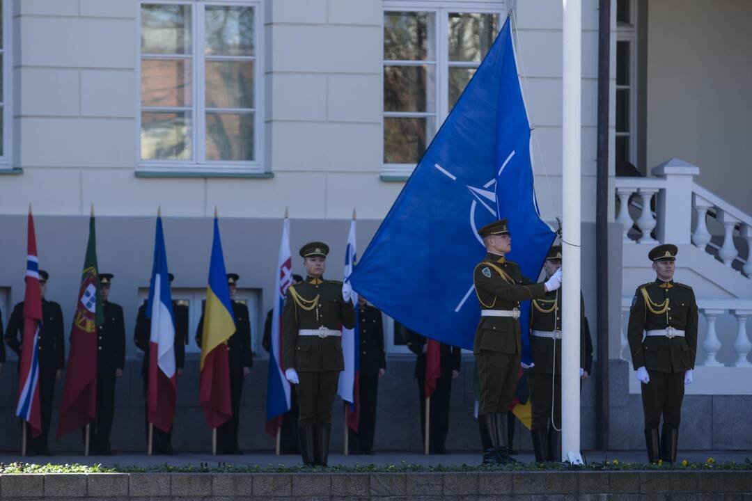 Vilniuje vyko iškilminga Lietuvos ir NATO vėliavų pakėlimo ceremonija