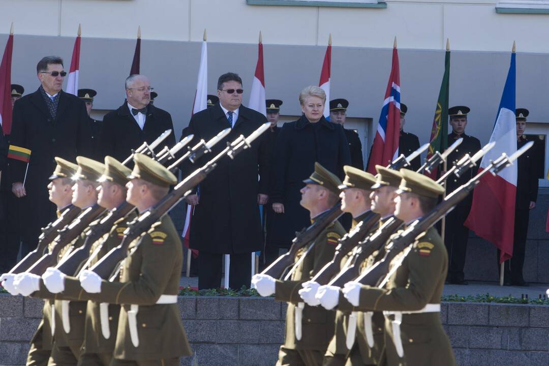 Vilniuje vyko iškilminga Lietuvos ir NATO vėliavų pakėlimo ceremonija