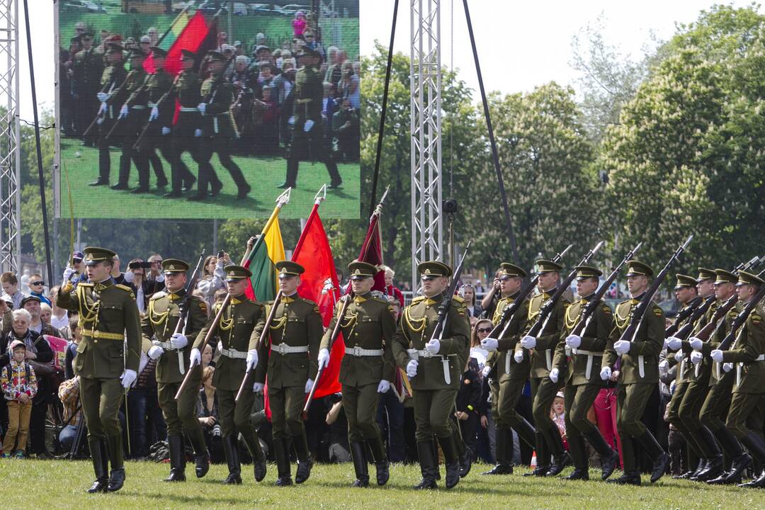 Kariuomenės ir visuomenės šventėje – NATO sąjungininkų naikintuvai