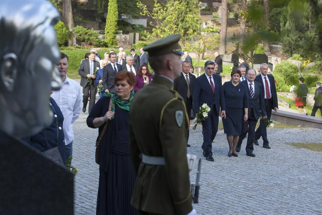 Valdžios atstovai padėjo gėlių ant prezidento A. Brazausko kapo