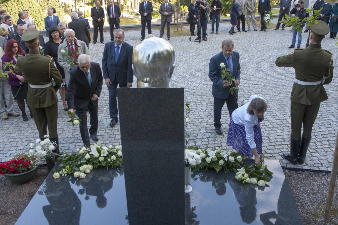 Valdžios atstovai padėjo gėlių ant prezidento A. Brazausko kapo