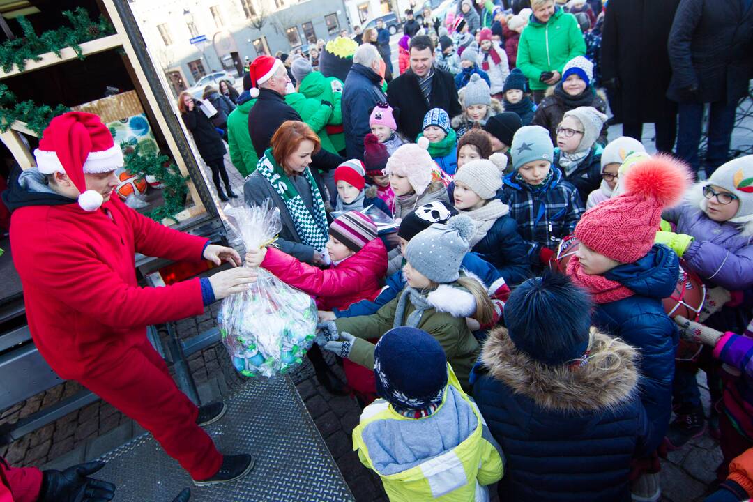 Kelionę po Lietuvą pradėjo Kalėdų karavanas