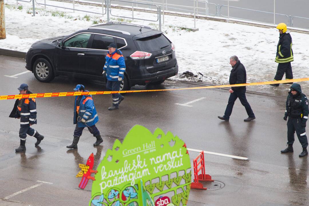 Vilniuje trūkus vamzdžiui atsivėrė smegduobė