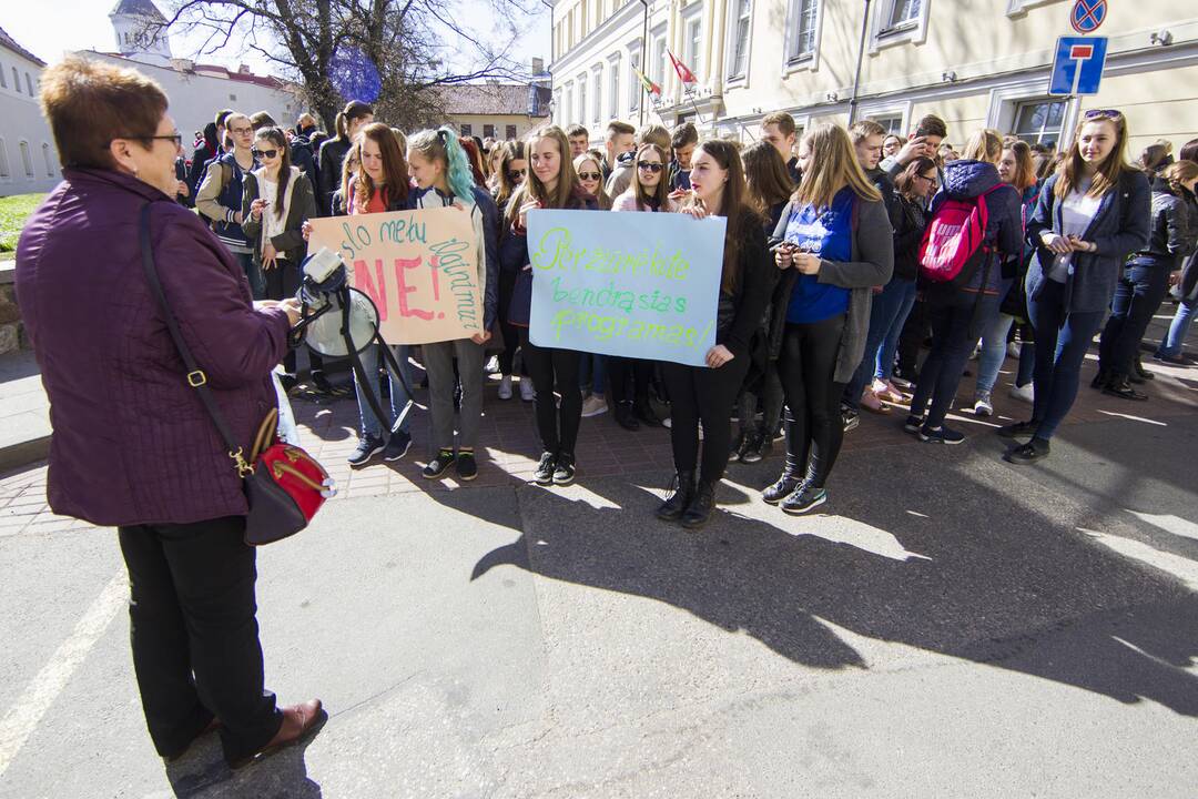 Protestas prieš mokslo metų ilginimą