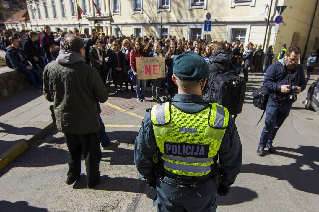 Protestas prieš mokslo metų ilginimą