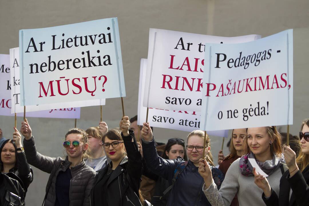 Dėl reformos sunerimę LEU studentai susirinko į mitingą