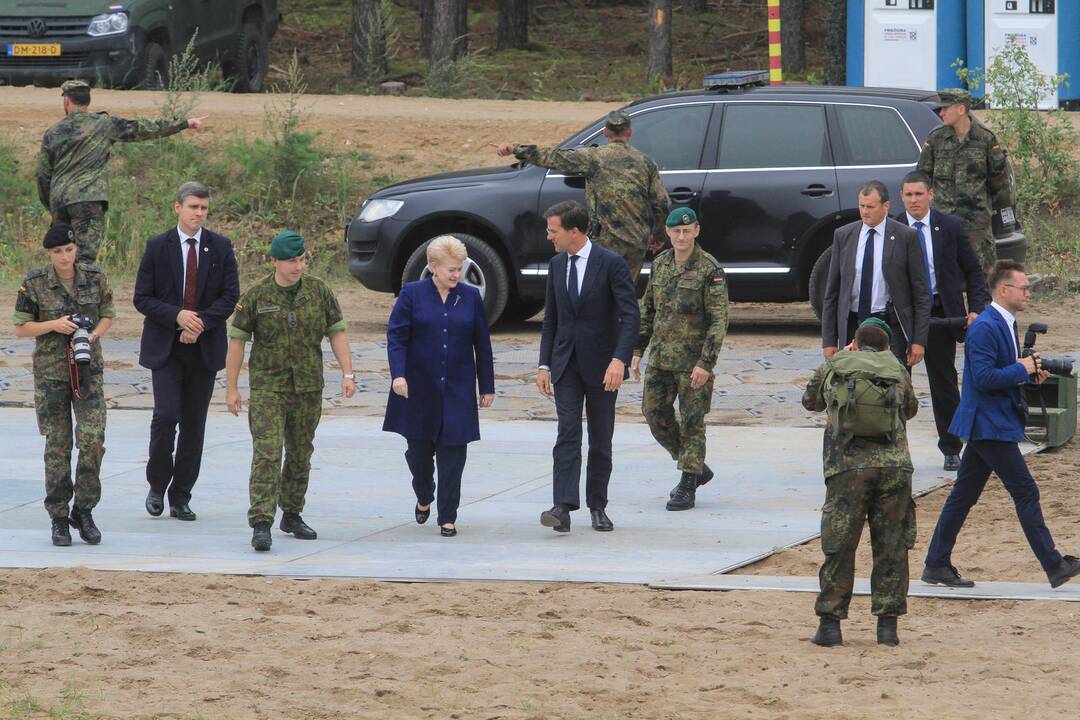 Olandijos premjeras aplankė karius