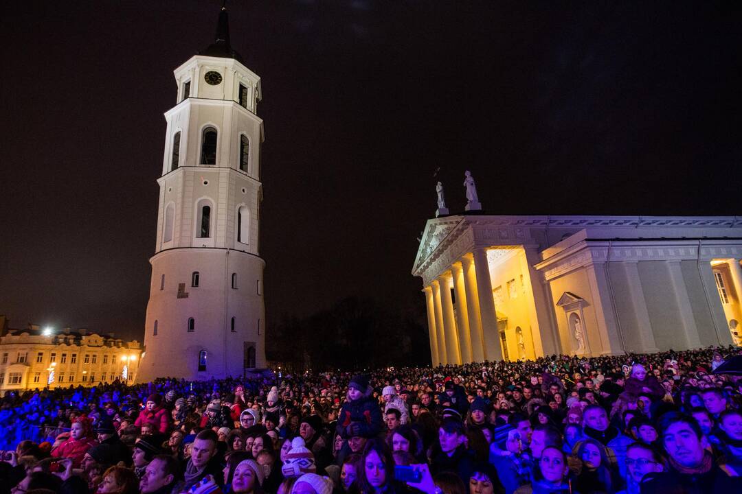 Vilniuje Katedros aikštėje įžiebta Lietuvos Kalėdų eglė