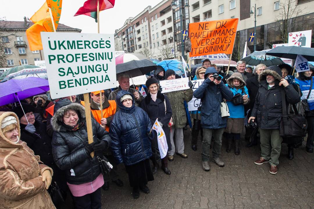 Prie Seimo mitinguotojai reikalavo didesnių algų ir pensijų