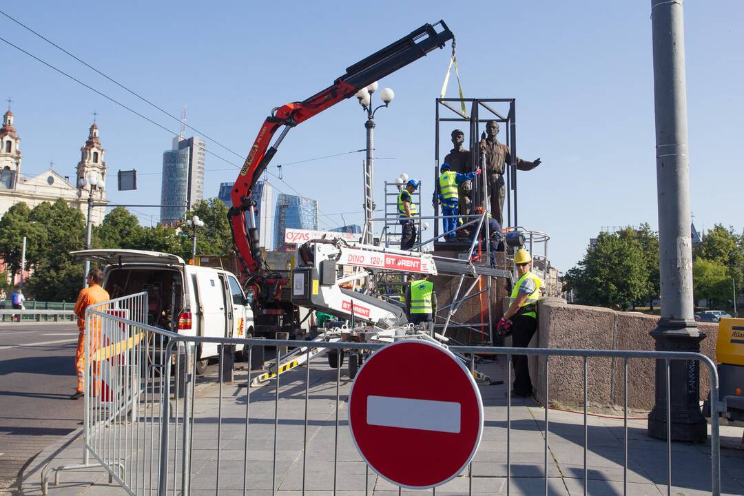 Žaliojo tilto skulptūrų nukėlimo darbai