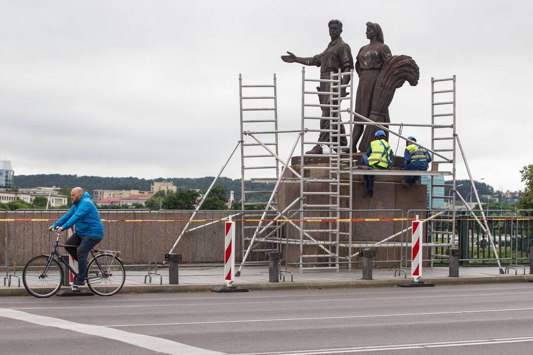 Naktį nukeltos pirmosios skulptūros