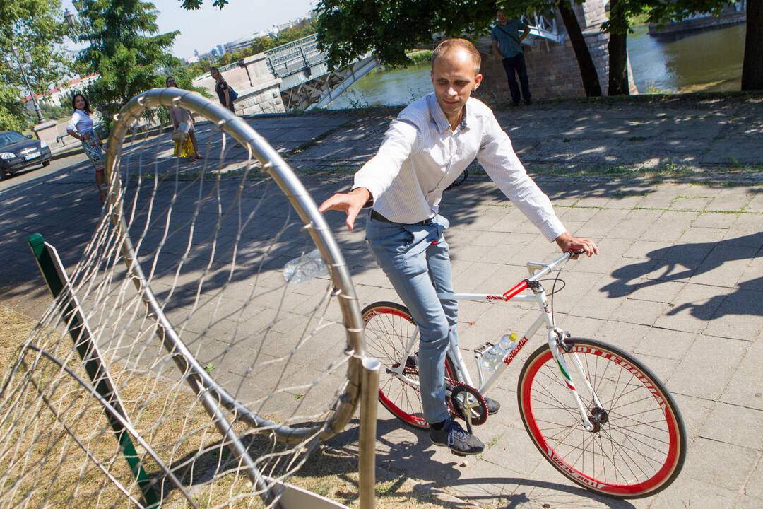 Prie sostinės dviračių takų įrengti „šiukšliniai“