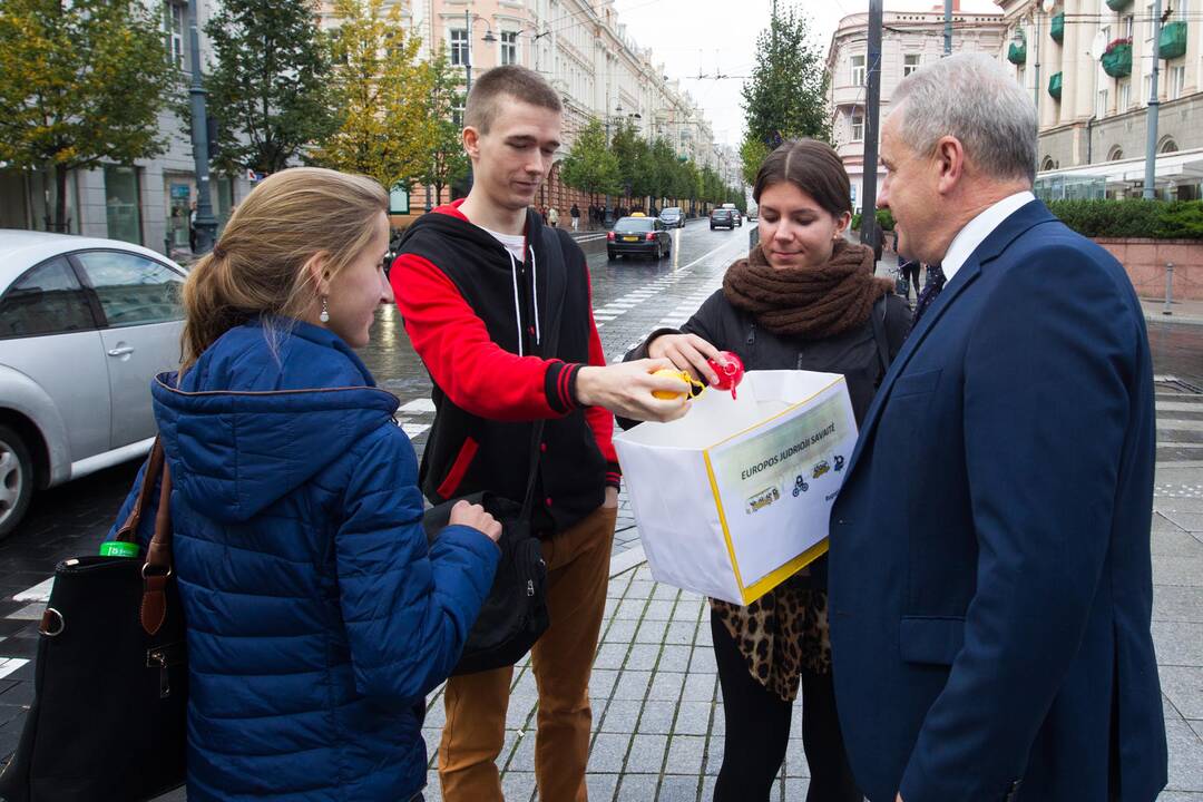 Ministras vilniečiams dalino suvenyrus