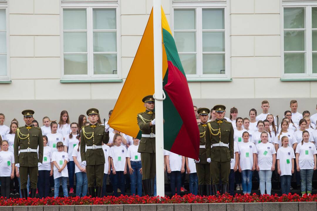 Daukanto aikštėje Vilniuje Valstybės dienos proga – iškilminga vėliavų pakėlimo ceremonija ir respublikinės moksleivių Dainų šventės atidarymas.