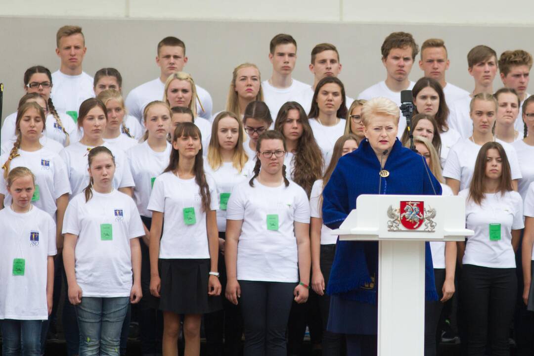 Daukanto aikštėje Vilniuje Valstybės dienos proga – iškilminga vėliavų pakėlimo ceremonija ir respublikinės moksleivių Dainų šventės atidarymas.