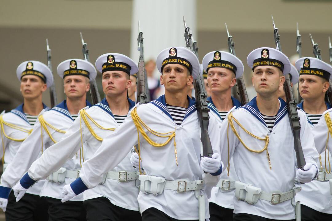 Daukanto aikštėje Vilniuje Valstybės dienos proga – iškilminga vėliavų pakėlimo ceremonija ir respublikinės moksleivių Dainų šventės atidarymas.