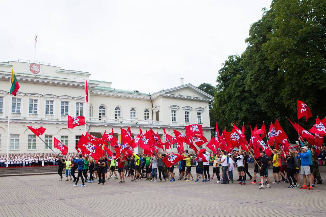 Daukanto aikštėje Vilniuje Valstybės dienos proga – iškilminga vėliavų pakėlimo ceremonija ir respublikinės moksleivių Dainų šventės atidarymas.