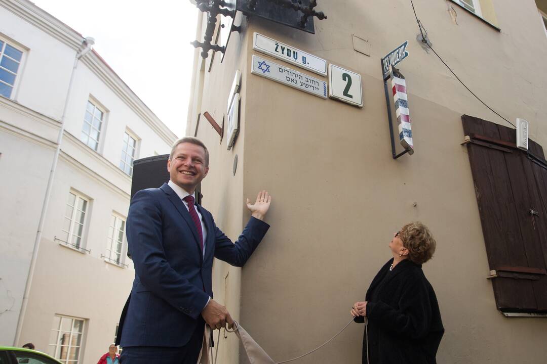 Žydų gatvėje – lentelė hebrajų ir jidiš kalbomis